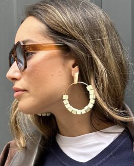 Pendiente aro cuentas blancas