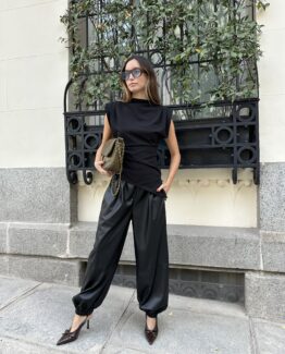 Pantalón bombacho efecto piel negro