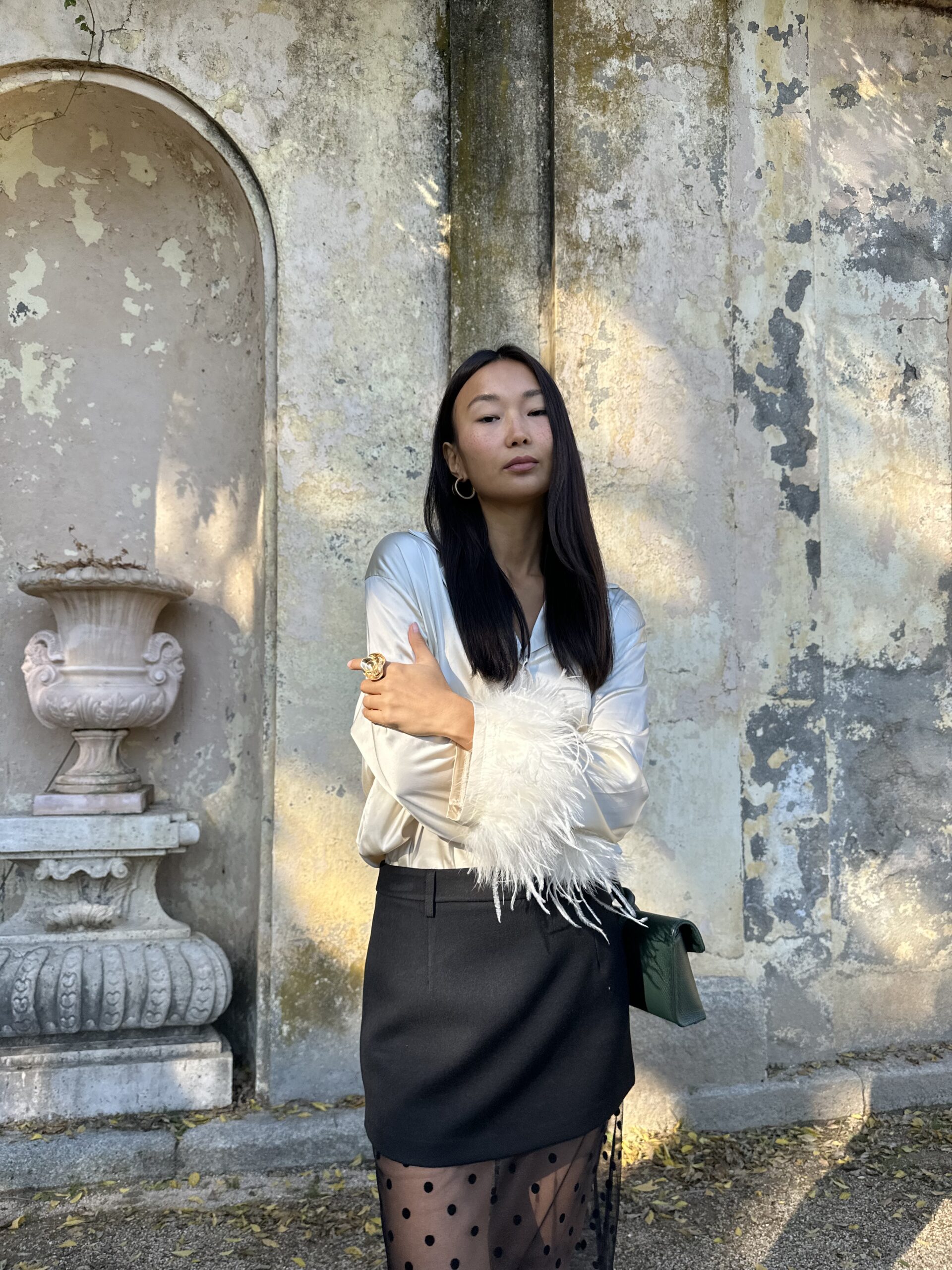 Blusa satén puños plumas - Imagen 5