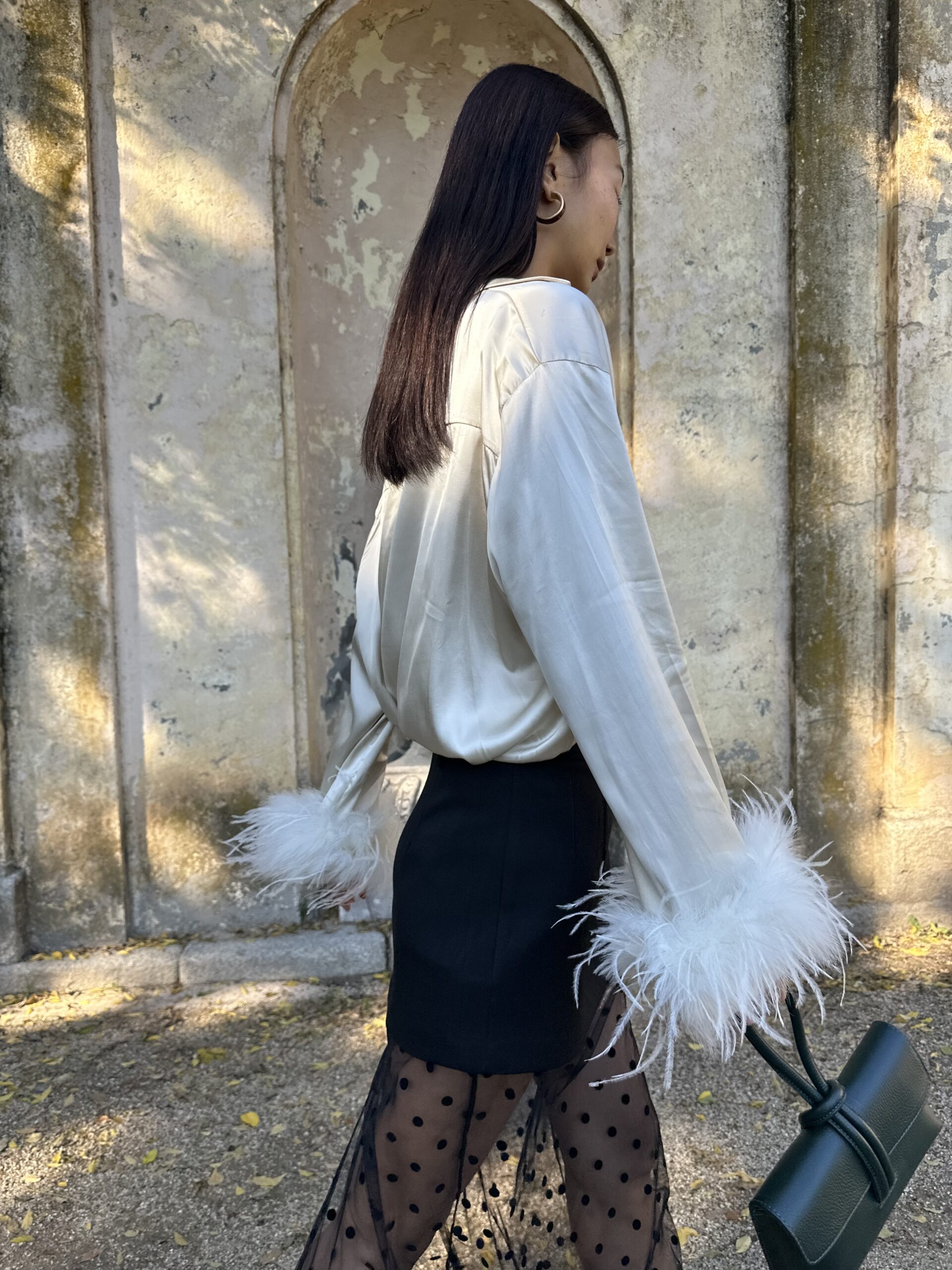 Blusa satén puños plumas - Imagen 3