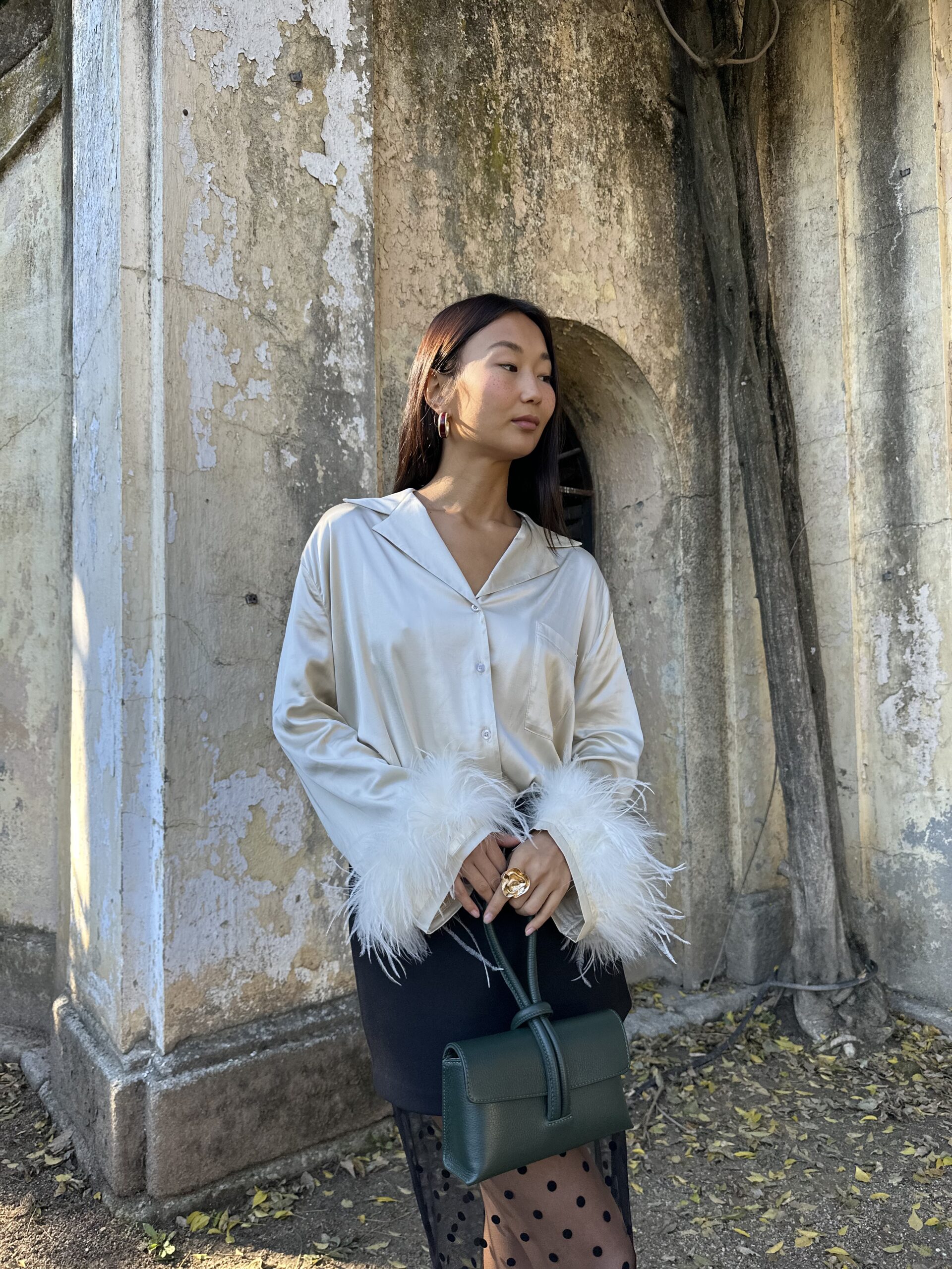 Blusa satén puños plumas - Imagen 4