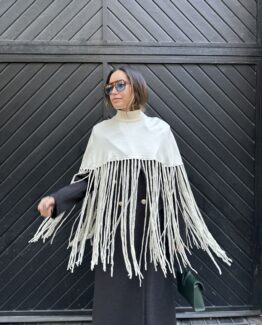 Capa de punto flecos beige