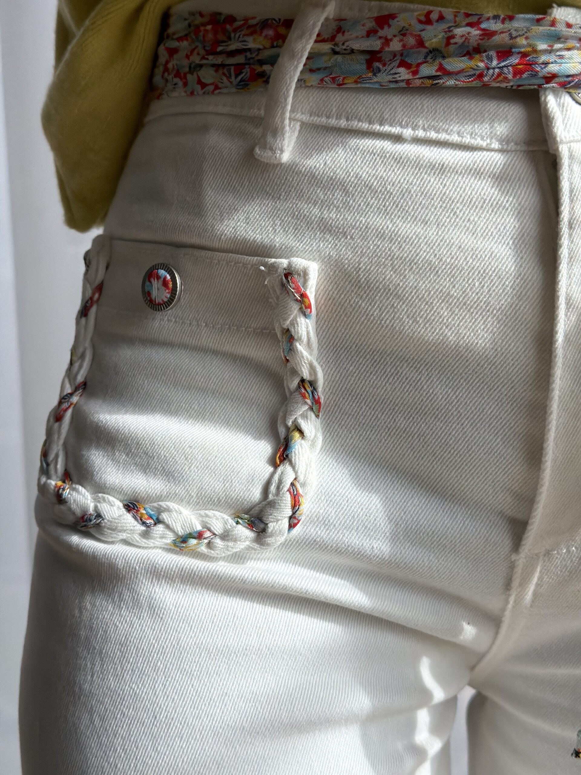 Jean blanco detalle trenzado con cinto - Imagen 4