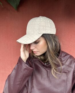 Gorra bordada beige