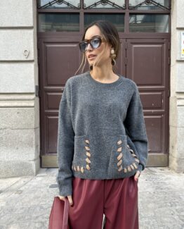 Jersey gris bolsillos bordados