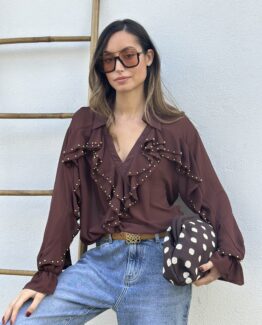 Blusa tachas chocolate